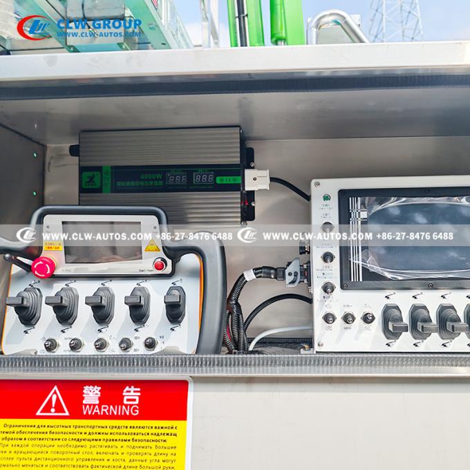 ISUZU 4Ã4 Telescopic Cherry Picker Truck interior