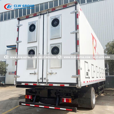 Sinotruk HOWO 6.8m Chick Transport Truck with Superior Insulated Body and All-Season Climate Control for Efficient Livestock Transport